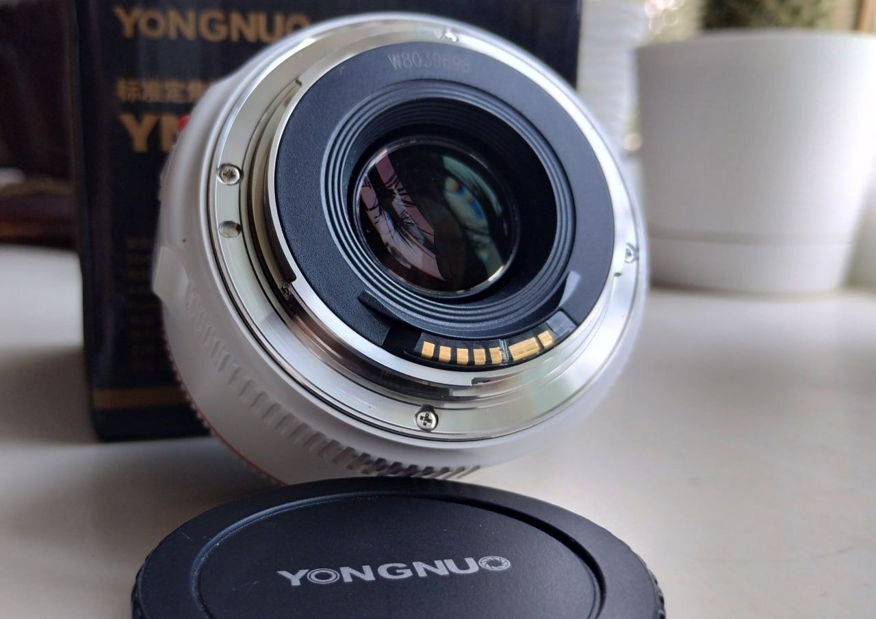 Об'єктив Yongnuo YN 50mm F1.8 для Canon білого кольору