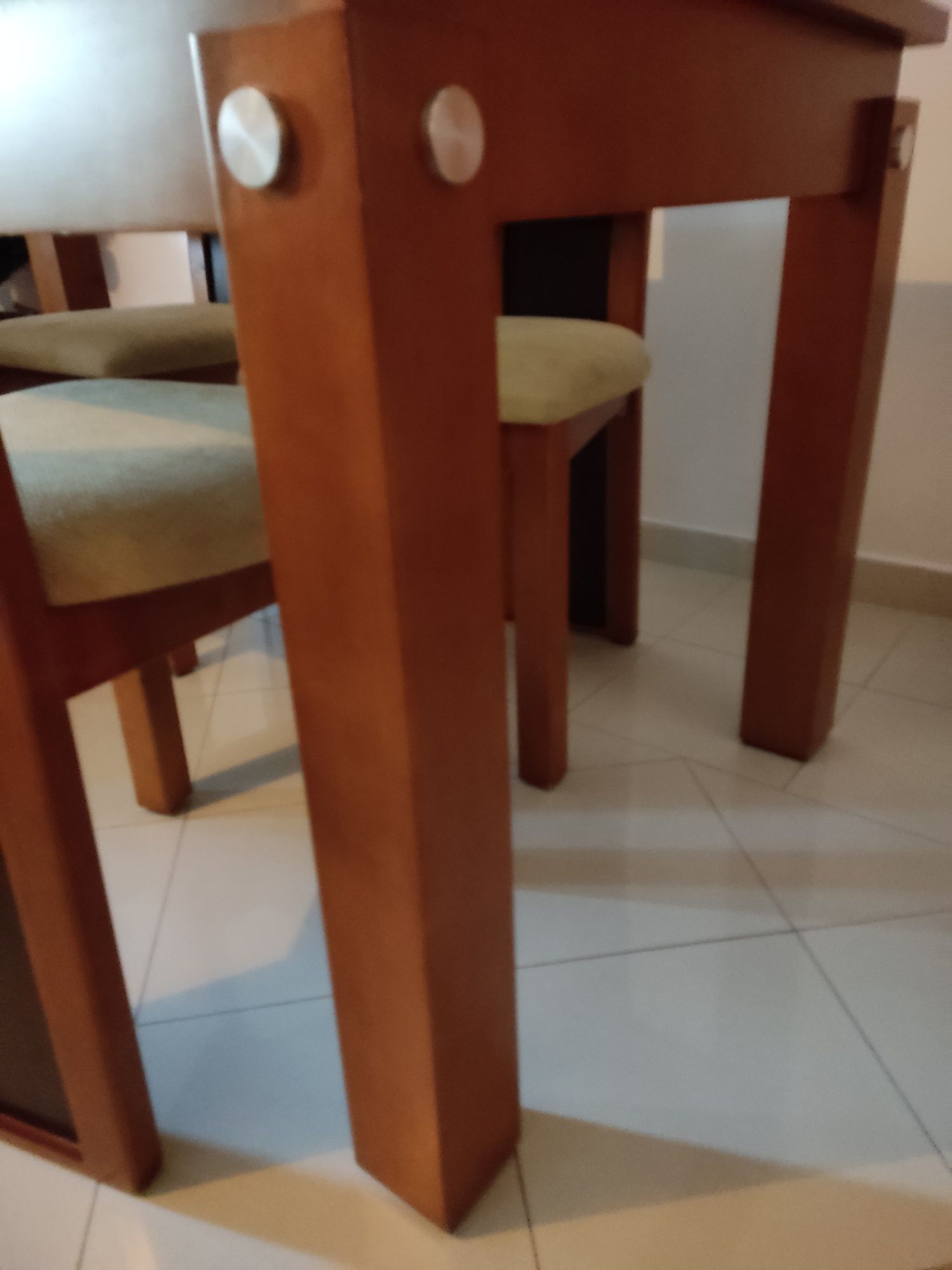 Conjunto de mesa e cadeiras