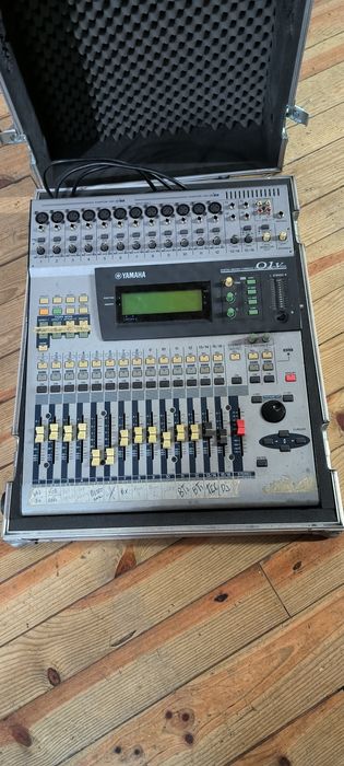 Yamaha 01V (mesa mistura com case)