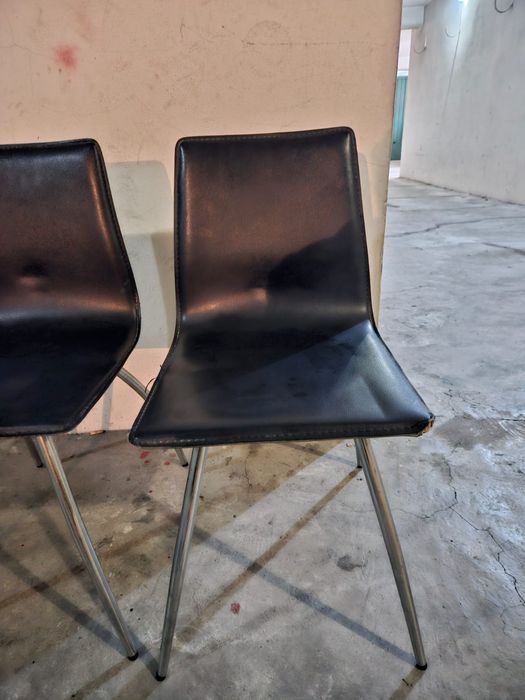 Duas cadeiras pretas