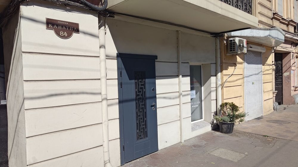 Фасадне приміщення в оренду на Канатній