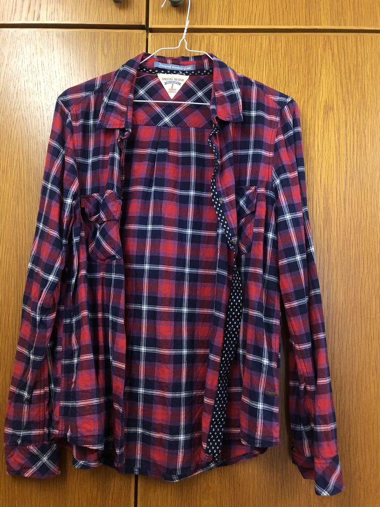 Camisa xadrez vermelha e azul