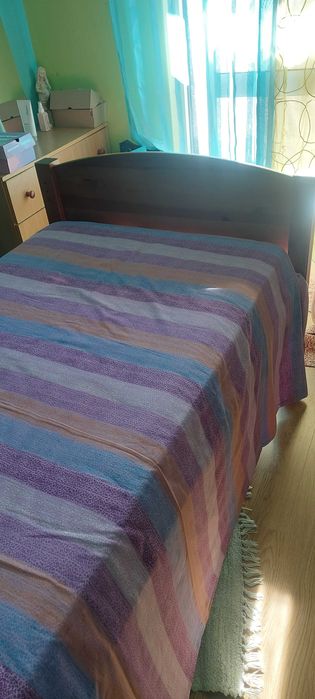 Cama solteiro  com marcas de uso