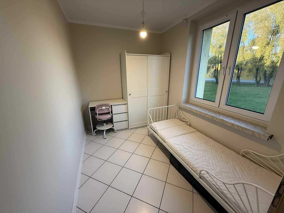 Komplet białych mebli dziecięcych(łóżko, szafa, biurko, krzesło).