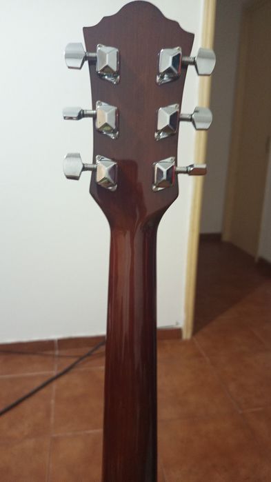 Violão com cordas de aço
