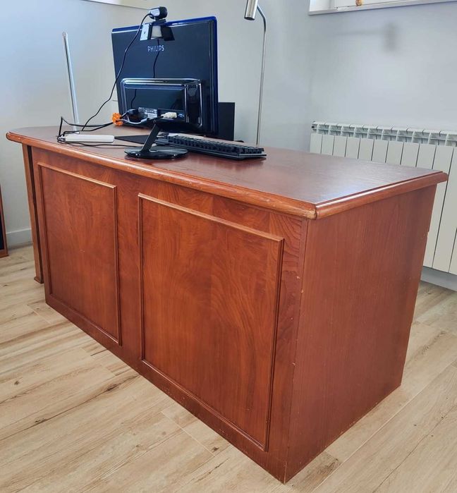 Vendo secretária em madeira. Ótima oportunidade