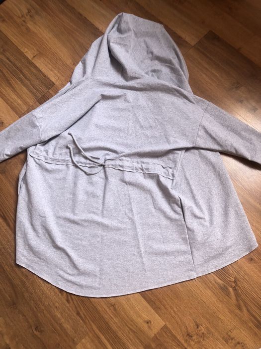 Narzutka wyszczuplająca z kapturem szara casual długa kardigan 46 Eva