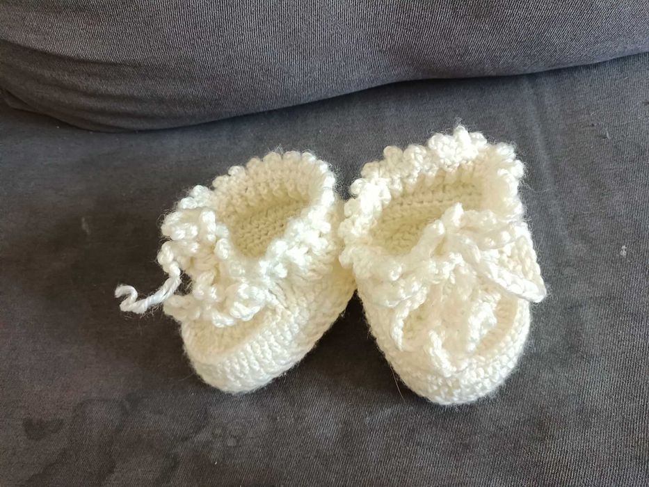 Buciki niechodki wiązane, na szydełku robione, chrzest.