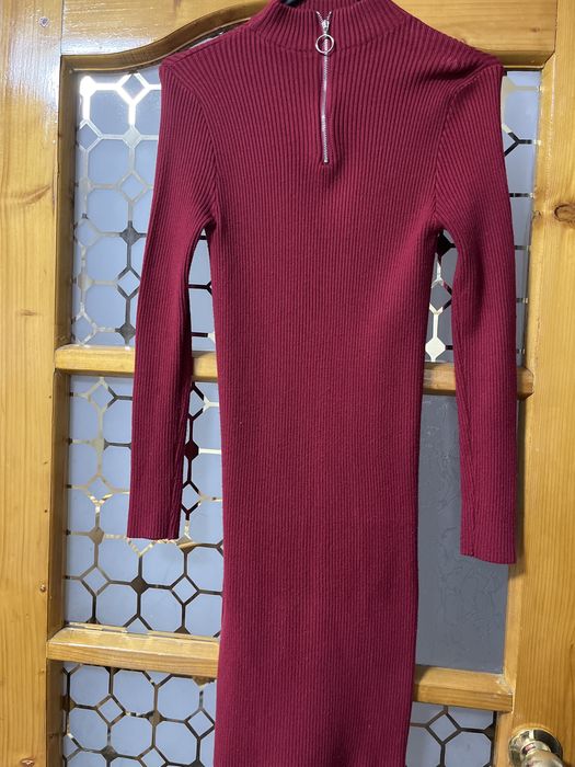 Плаття в рубчик, з замком на шиї