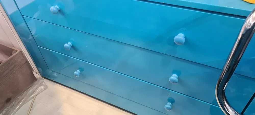 Armário em madeira lacada para comércio