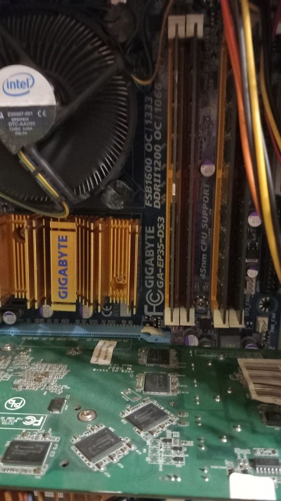 Komputer intel quad 8200 gforce 9600 gso ddr2 Win xp