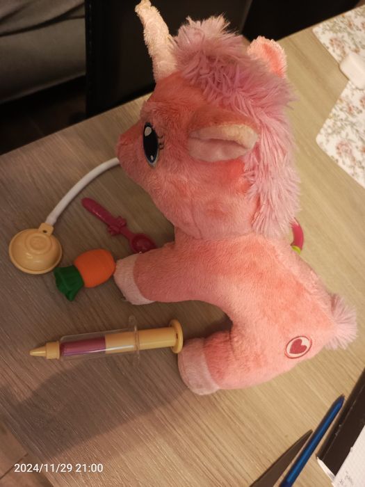 Pluszak zabawka jednorożec interaktywny weterynarz lekarz u lekarza