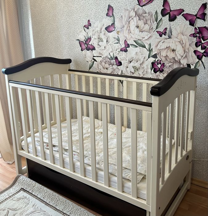 Дитяче ліжечко для немовлят