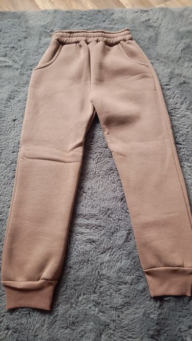 Nowy śliczny ciepły dres na 9 lat