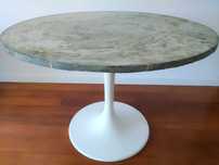 Mesa tulipa redonda | base em pedestal branco e topo em betão kintsugi