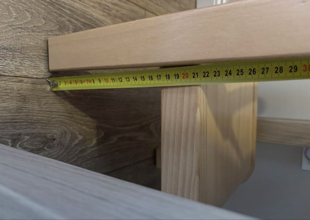 Stolik ikea lack i drewniane krzesełko