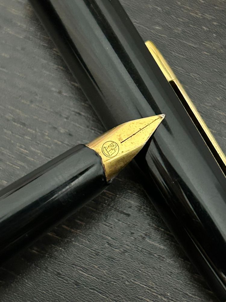 Caneta pelikan preta