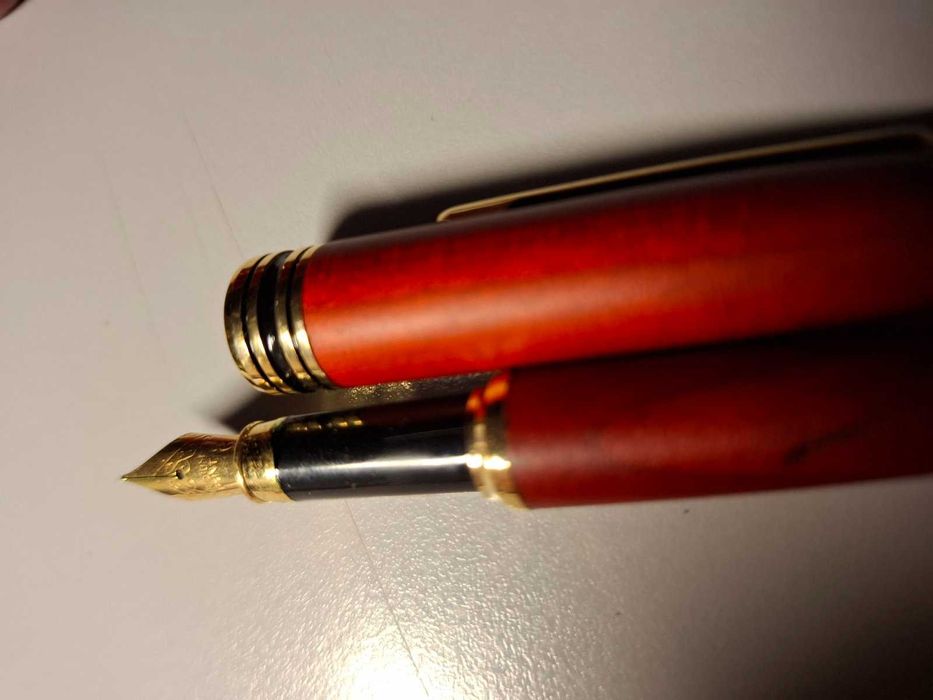 Набір новеньких ручок (чорнильна та кулькова). Жовте перо.