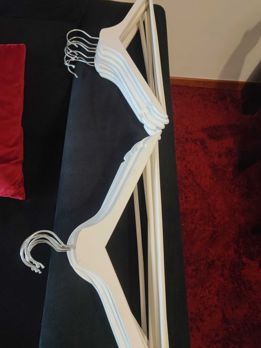 Vende se Cabides Brancos.