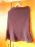 Vendo saia preta praticamente nova, veste muito bem