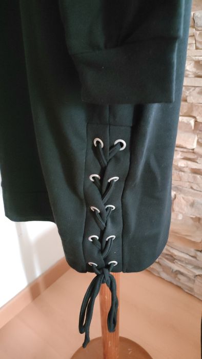 Vestido gótico com capuz e atilhos