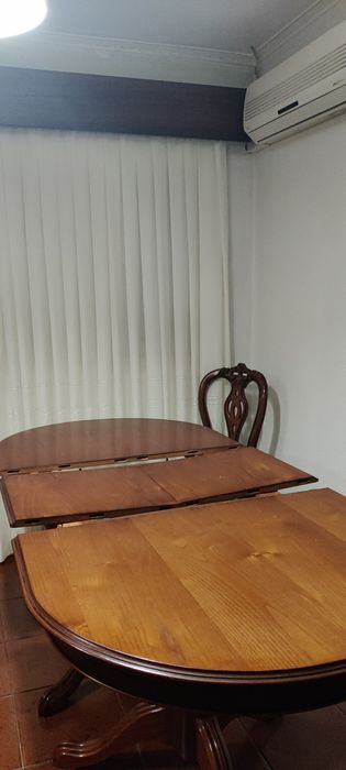 Mesa com 6 cadeiras de madeira