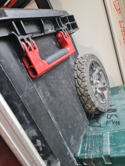 Чемодан-тележка-кейс Milwaukee  PACKOUT