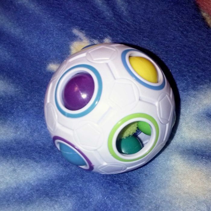 Wyrazowy sześcian po ang. i kula "wciskacz" kulkami