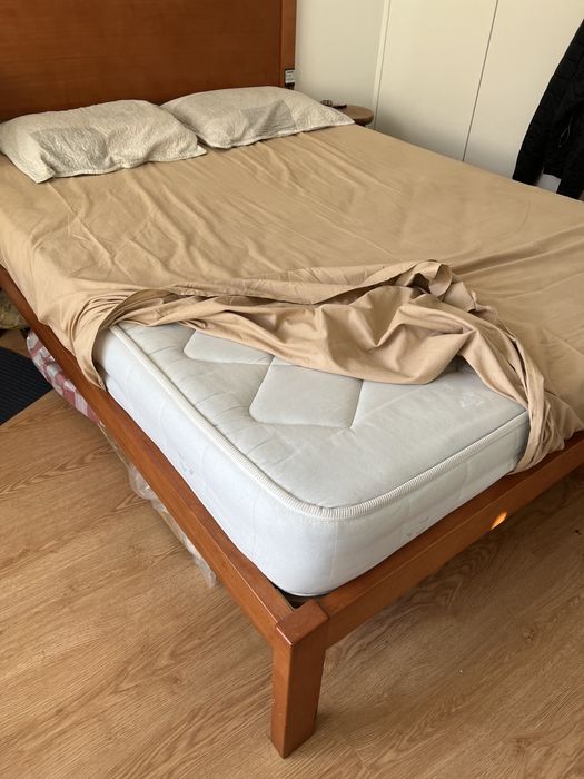 Vende-se conjuntos de camas com colchão 1,6m x 1,9m