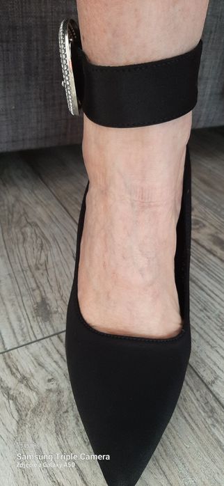 Czarne szpilki z ozdobną sprzączką 37