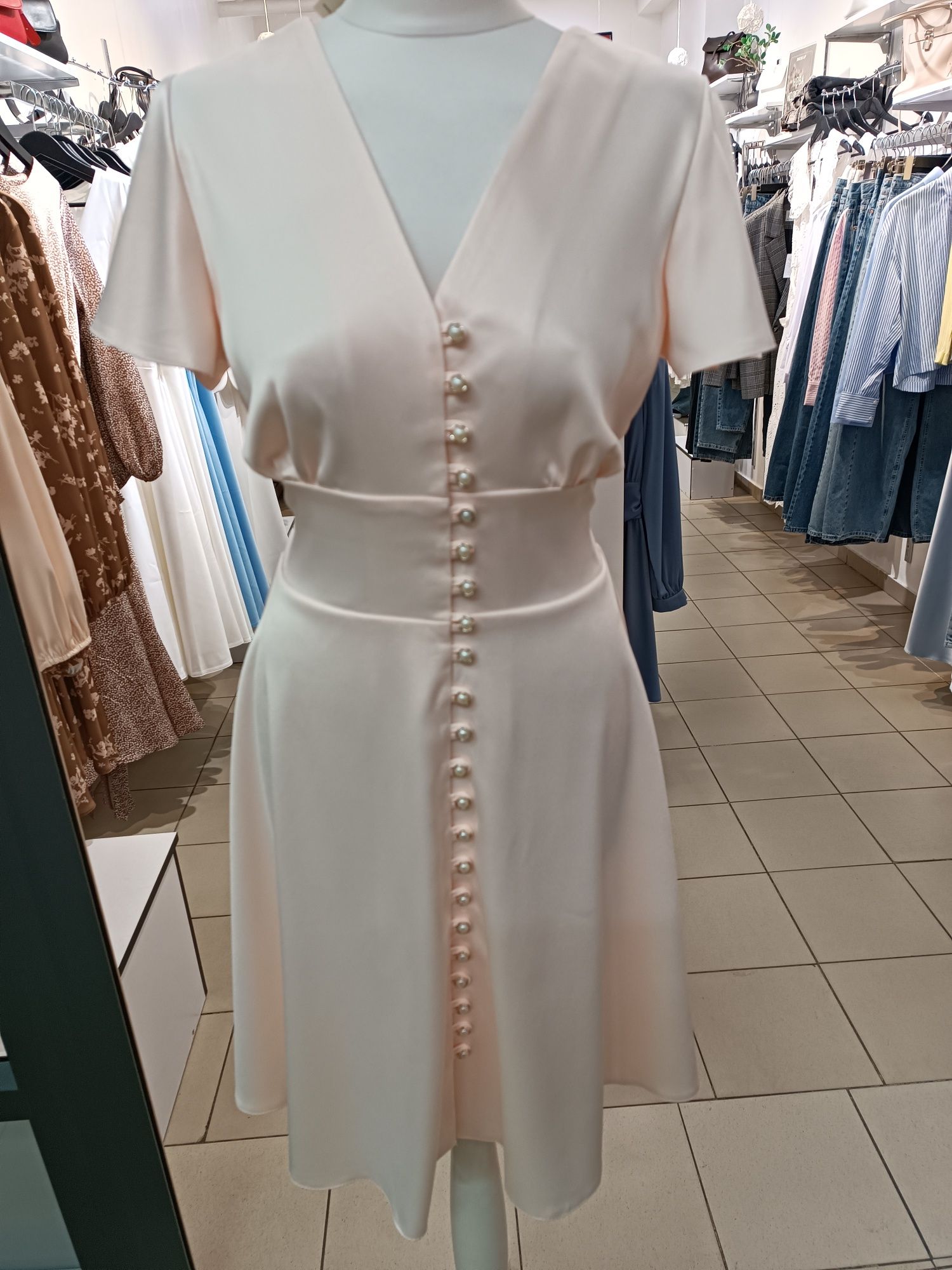 Атласна персикова сукня