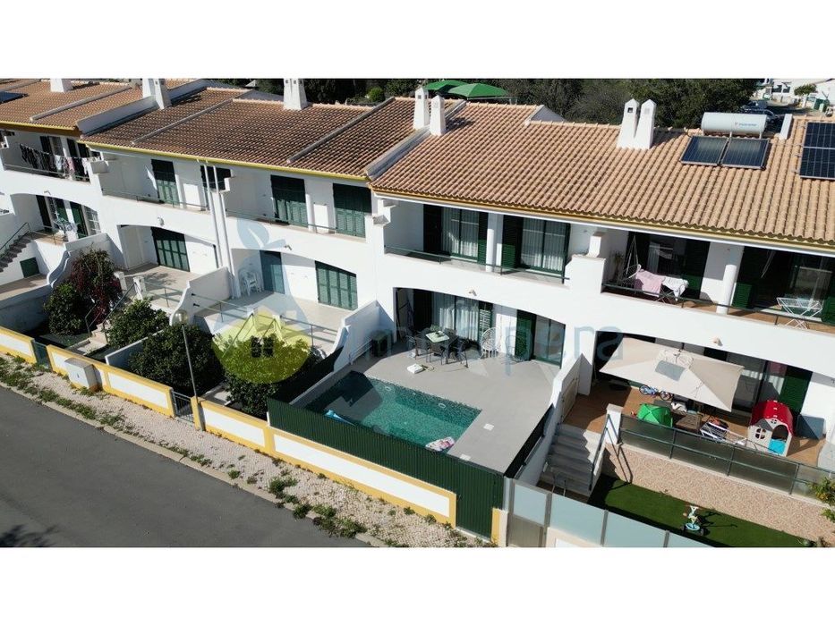 Moradia em banda T3 para venda na zona dos Brejos, Albufeira.