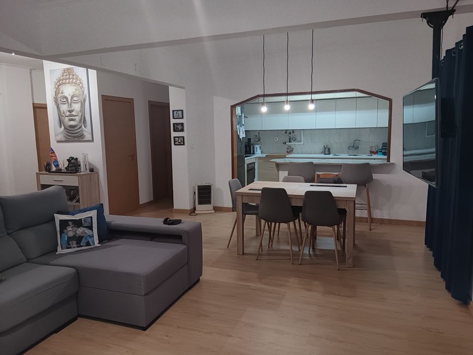Feijo Apartamento T4 no primeiro andar, remodelado para T3 com sala de