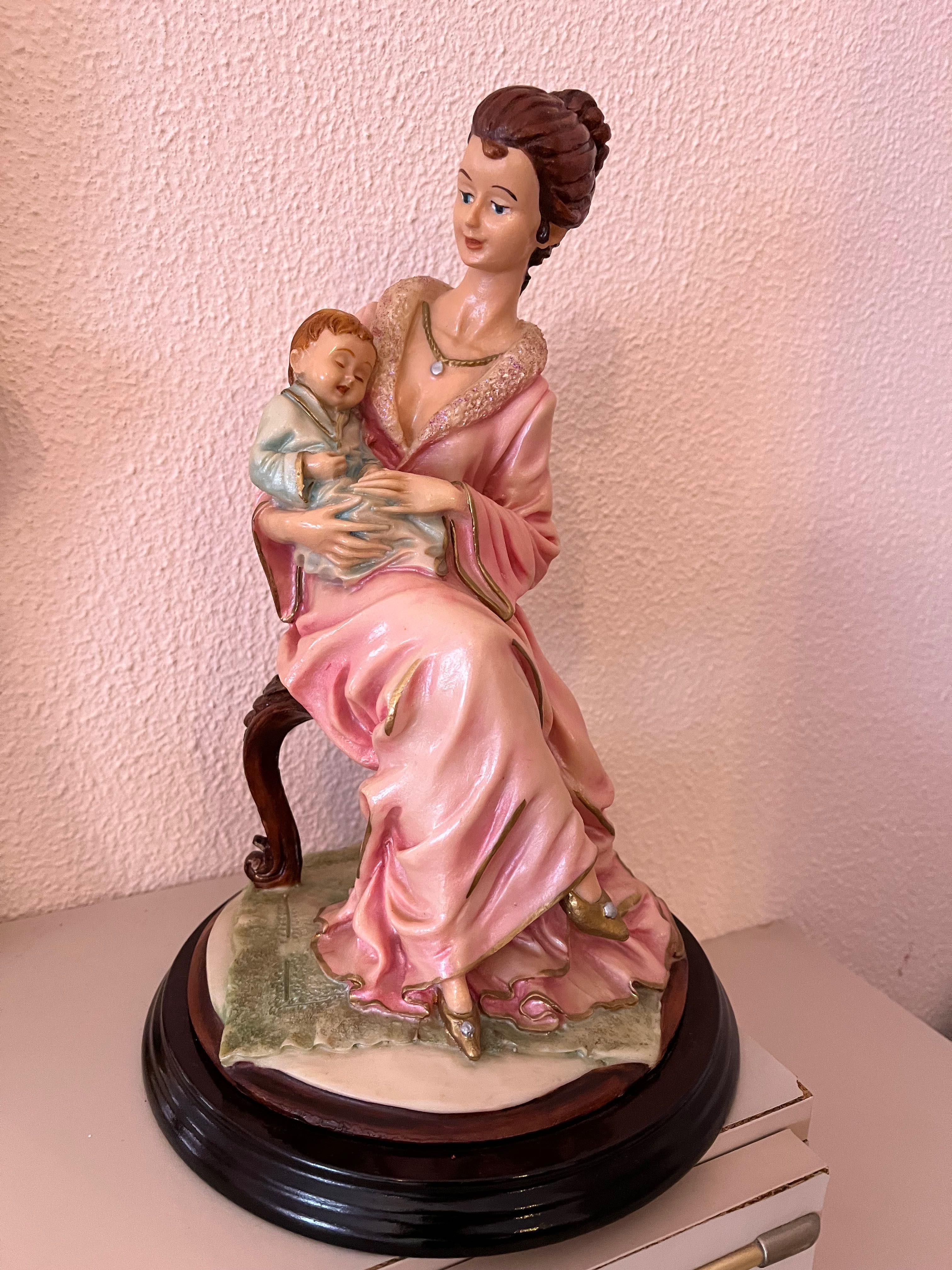 Estatuetas em base de madeira