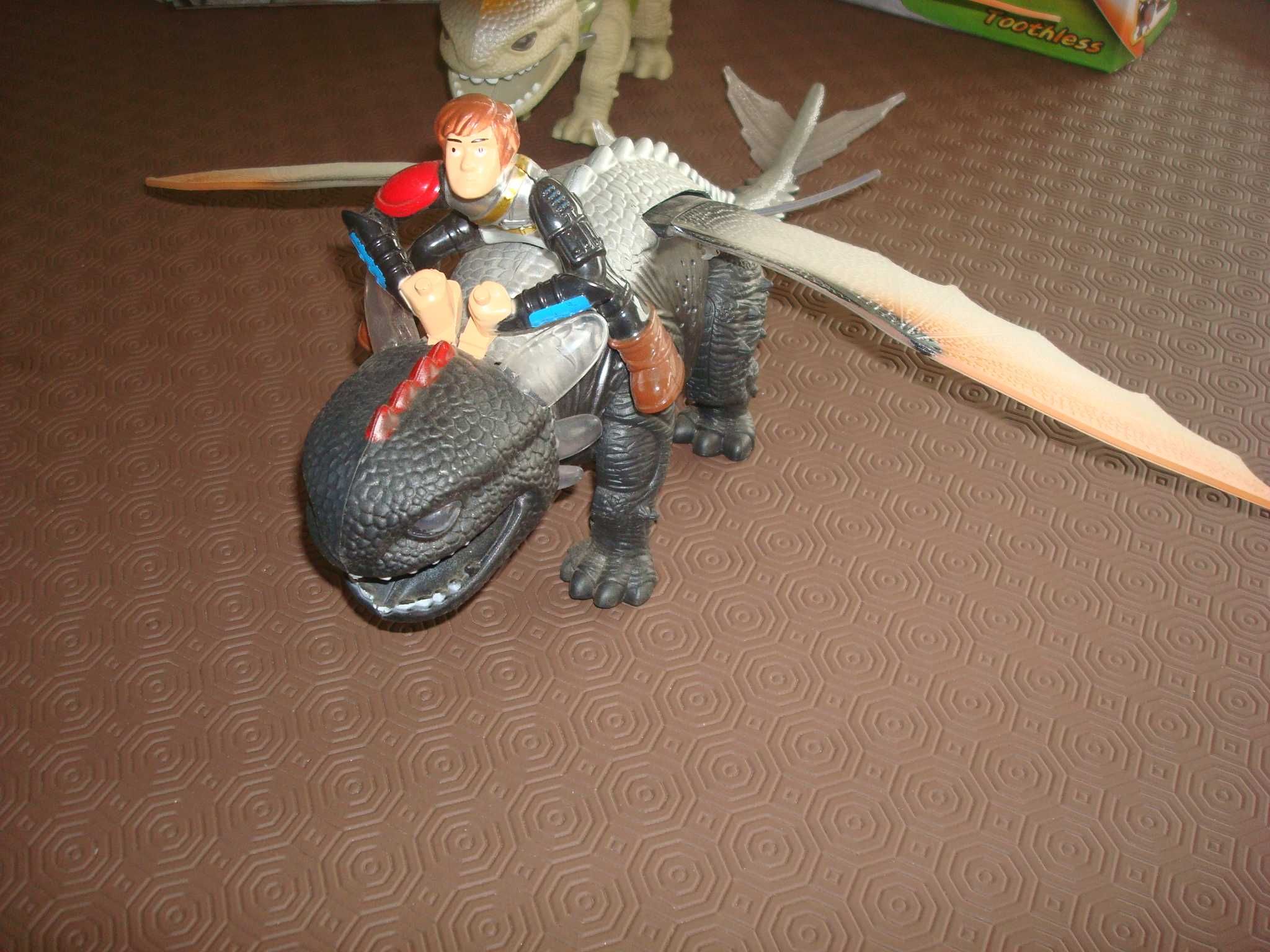 Boneco "Dragão desdentado" a pilhas
