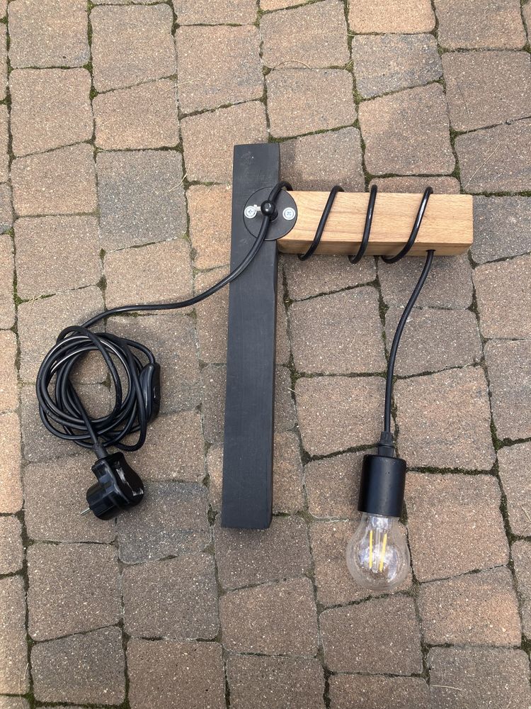 Lampa ścienna drewniano-metalowa z przewodem i żarówką