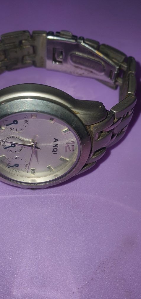 Zegarek klasyczny AnQi na bransoletce .