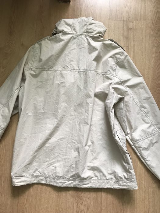 Beżowa kurtka przeciwdeszczowa