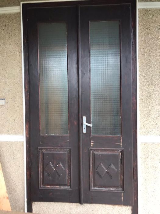 Вхідні деревʼяні двері