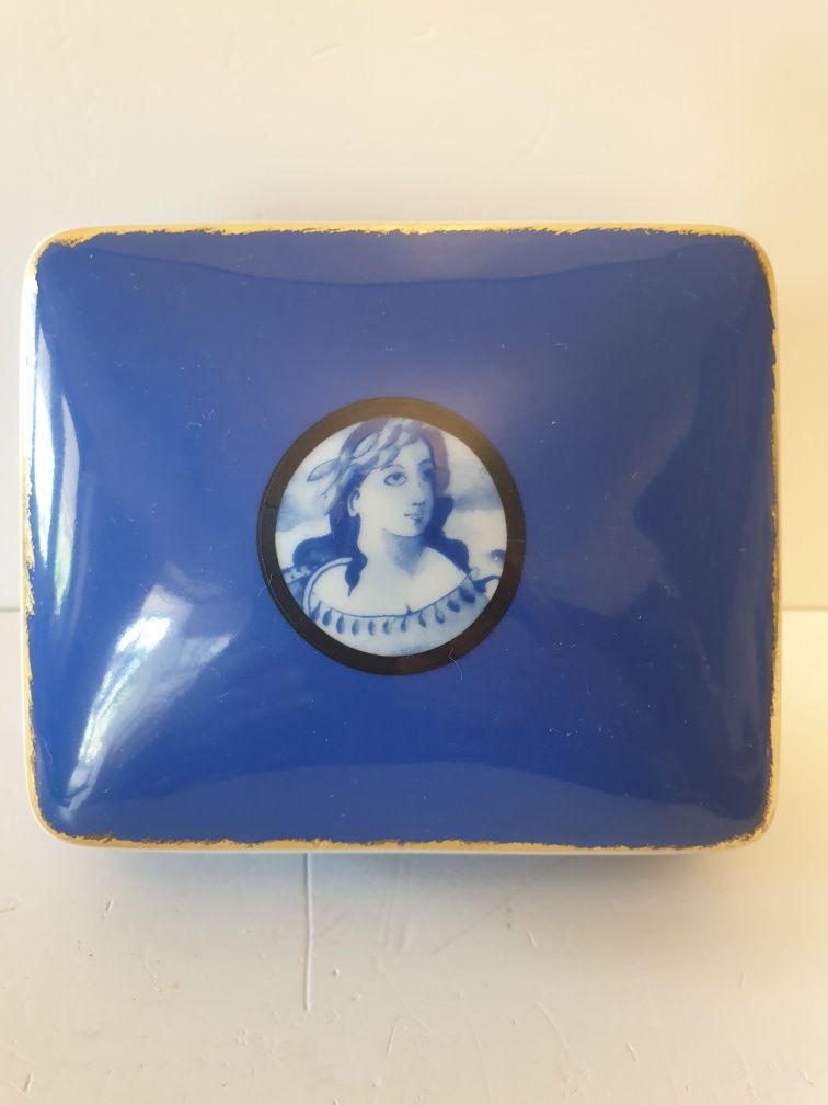 Caixa azul em porcelana Vista Alegre com retrato de uma ninfa