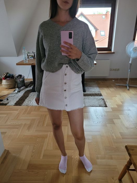 Biała spódnica jeansowa