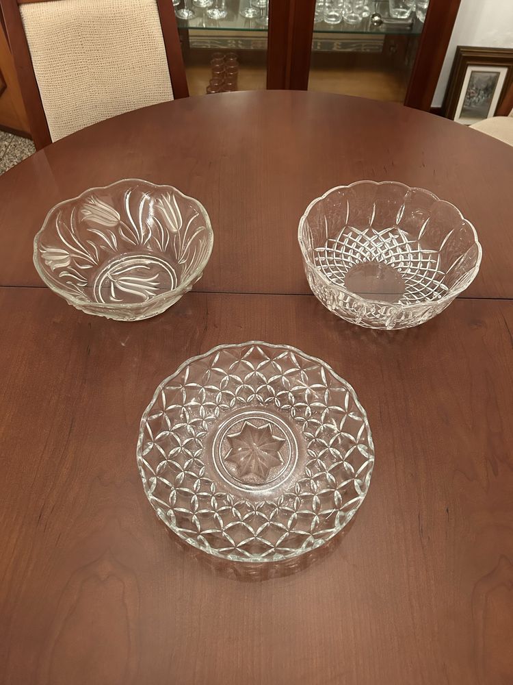 Conjunto de taças e pratos em vidro decorativo