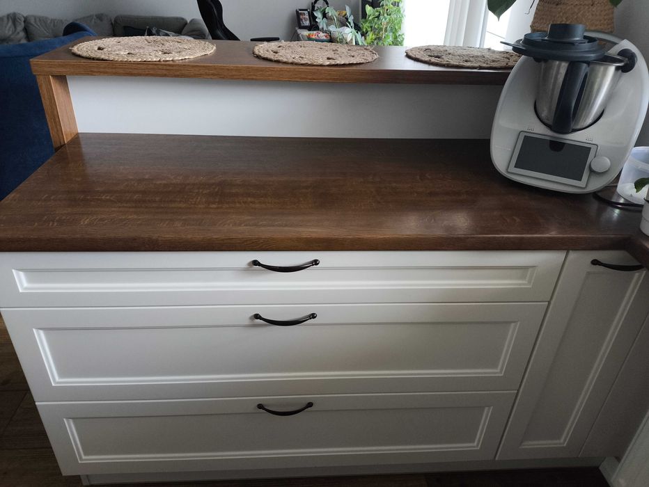 Wyspa kuchenna z szafkami + 3 hokery