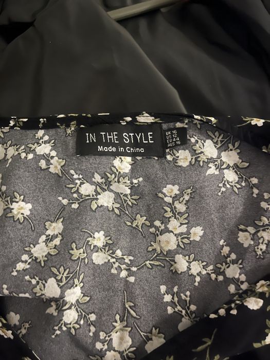 Шикарна сукня святкова у квіточку