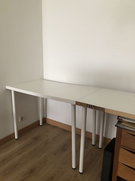 Mesa Ikea com pernas metalicas