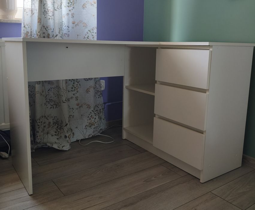 Białe biurko narożne