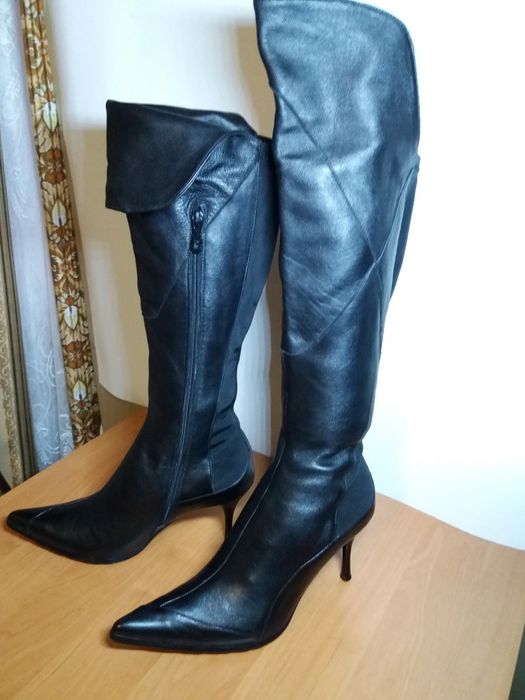 Сапоги 39 р. ботфорты женские зимние черные на змейке на шпильке с ост