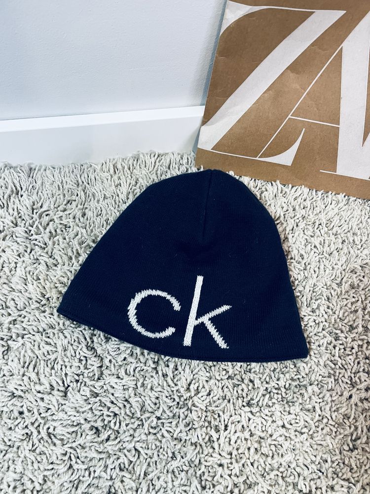 Czapka meska calvin klein granatowa z logo meska podszyta polarem