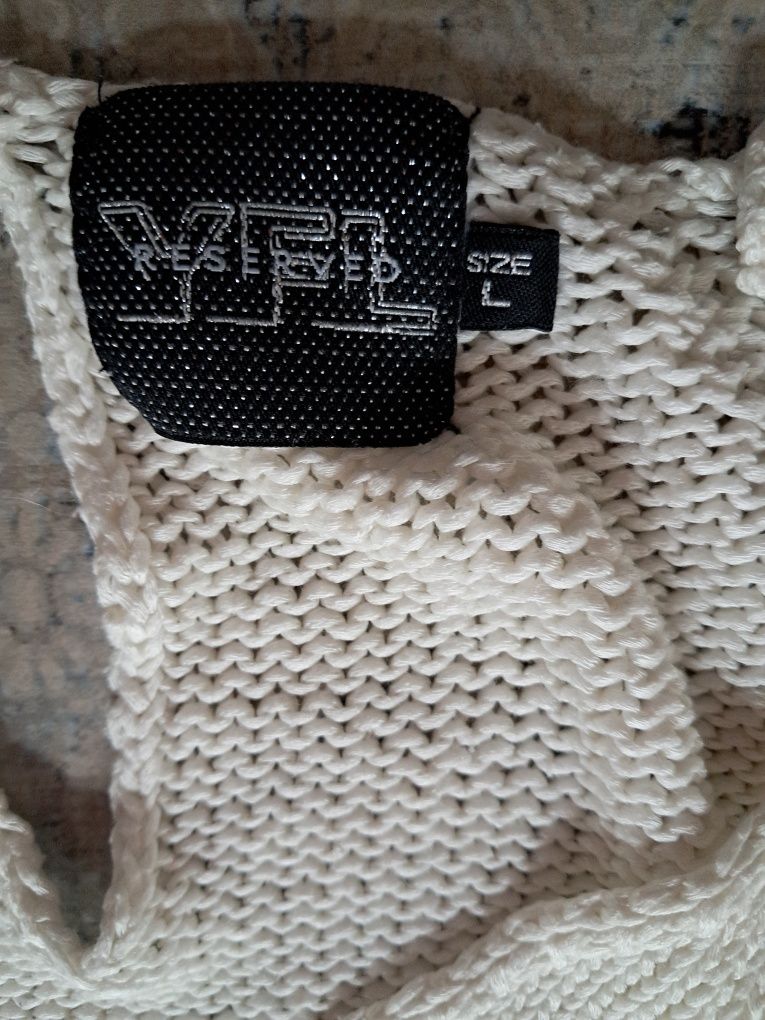 Sweter asymetryczny Reserved z apaszką
