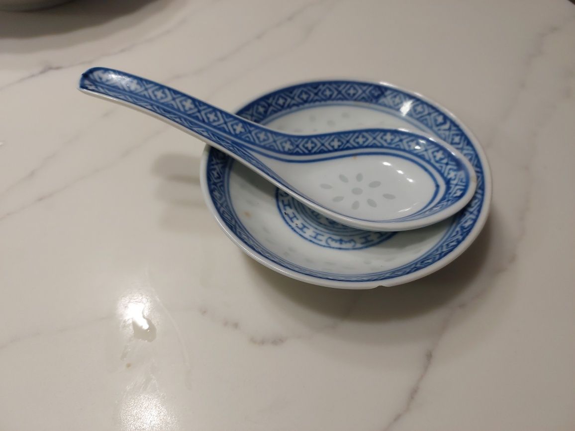 Przepiękna chińska porcelana ryżowa - miseczka i łyżka
Biała porcelan